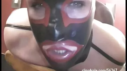 Milf בחלוק רפואי בודק מכונת סקס מצלמות מין חינם על הספה