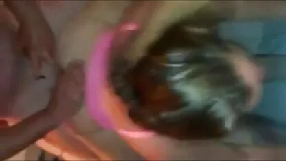 גבר פורנו צאט חינם שחור עם חולצת טריקו מזיין את אמא צ ' אבי ביקיני.