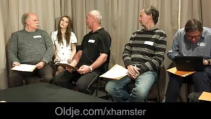 גבר מזוקן מלקק נרתיק של סקס חינם חיות אישה ודחף אותו לזין