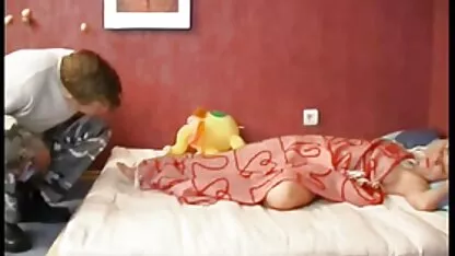 בחור מלטף את החברה מצלמות צאט חינם בעירום ומזיין אותה בתחת.