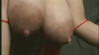 Milf בגרביונים שחורים ולבני נשים מצלמות צאט חי מלטפים כובע עם אצבע
