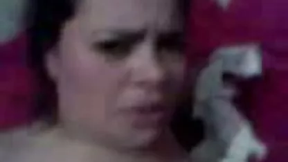 גבר מצלמות סקס צפייה ישירה חינם חובט בכובע לטיני שעיר בזמן שחברו העיוור עומד קרוב