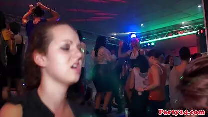 בחורה xxx חיות מתפשטת במלון ונותנת סרטן בזמן הליהוק