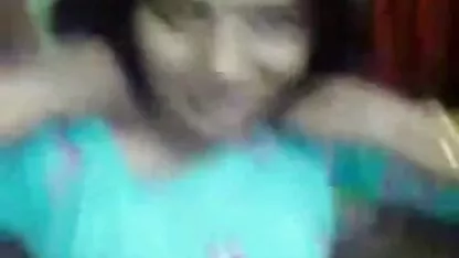 נערה צעירה גילחה אוננות בנרתיק ברחוב. מצלמות סקס חי חינם