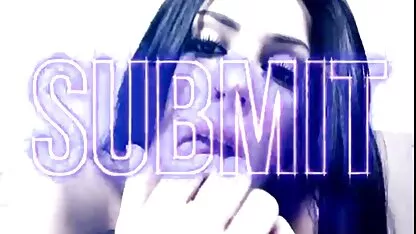אליס מגדלור סקסית מאוננת על ספת עור. מצלמות לייב פורנו