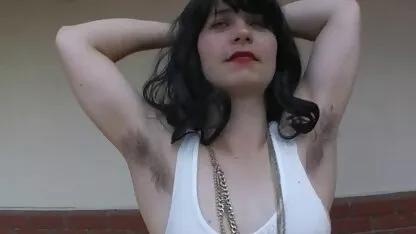 Milf מלטפת את עצמה במטבח בזמן מצלמות סקס לייב חינם ביצוע קפה