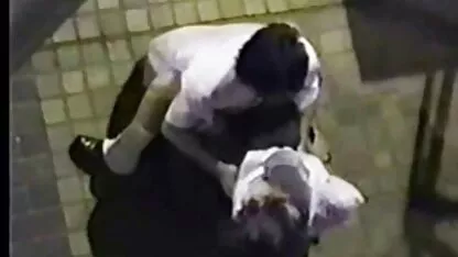 עקרת בית צעירה מורידה את השמלה ונותנת אותה סקס מצלמות לייב לחבר במטבח