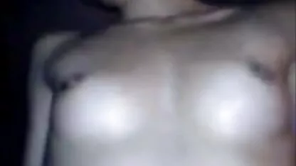 בחורה רזה עם שיער סרטי סקס עם חיות חינם ארוך הורידה את המכנסיים בליהוק לפני ששכבה עם גבר
