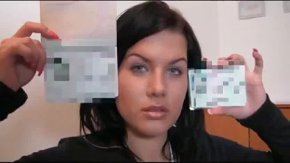 גבר שנהנה ממציצה משתי נשים כהות שיער סקס מצלמות חינם על המיטה שלו