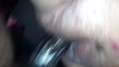 נקבה בוגרת עם שיער קצר זורקת את מצלמות צאט חינם רגליה על השולחן ומצביעה על הדגדגן שלה עם אצבעותיה