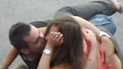 בלונדינית עם גרביונים, מצלמות גייז חינם דפקה סקס אנאלי עם אתלט בספה.