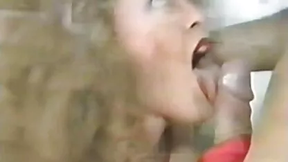 באדי מזיין עקרת מצלמות סקס חיות בית בת ארבעים על הספה הכחולה.