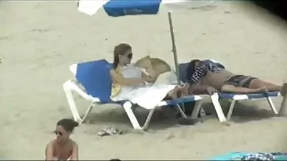 בחורה בלונדינית מצלמות סקס לייב חינם עם חזה קטן משומנת את עצמה בשמן ומזדיינת עם גבר מזוקן