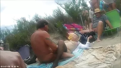 טאיקה עם ציצים גדולים נותנת את עצמה סקס חינם עם חיות לחבר מקועקע