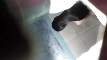 שחרחורת רזה יושבת על מצלמות סקס חינמיות מכונת סקס עם דילדו.