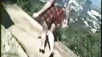 הברונטית עם העיניים הכחולות שוכחת ללבוש תחתונים ונותנת נקודות לאנשים מצלמות מין בלייב חינם שעוברים בפארק