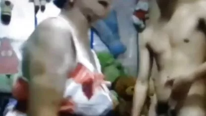 בלונדינית צעירה מורידה את סקס בשידור חי חינם השמלה ונותנת מציצה לזקפה שחורה.