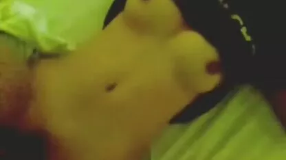 בחורה עם משקפיים מזיזה את פיה על סקס מצלמות צט איבר מין זכרי של חבר שלבוש במכנסיים סגולים