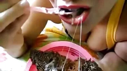 ילדה בחולצות ורודות יושב על גבי מכונת סקס עם חור סקס מצלמות צט אנאלי