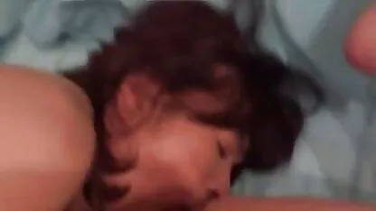 בחורה חרמנית צאט סקס חינם מוצצת לחבר שלה ברחוב.