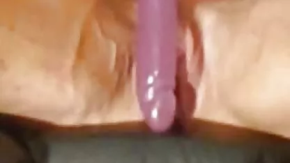 אישה צעירה מול המצלמה מוצצת זין ולוקחת שפיך צאט פורנו בשידור חי בפה