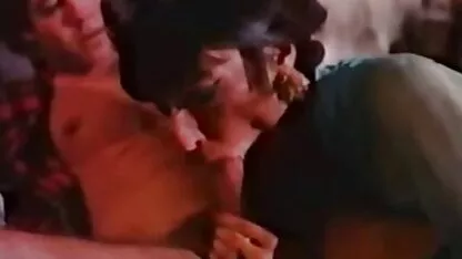 חותך את הקצוות על פניה של אישה יפה סקס בשידור חי חינם