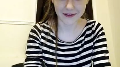 ילדה סקס בלייב מין חינם קטנה מאוננת על הכיסא עם מלפפונים.