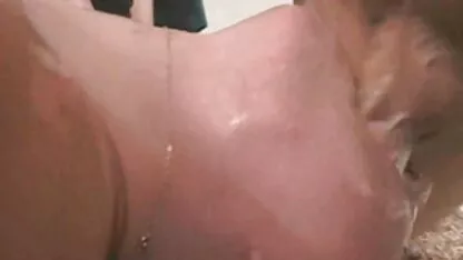 אסיאתית מצלמות xxx עם כוס עושה עיסוי.