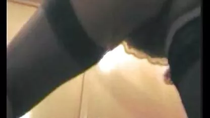אחרי ריצה עם מאמן, הכלבה הזאת הולכת מצלמות סקס חיות לאוננות חזה באמבט מים