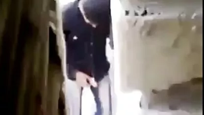 יופי מקועקע על העקב של רוד hahalei מלטף עם שפתיה ונתן מצלמות סקס חיות אותו למנדה