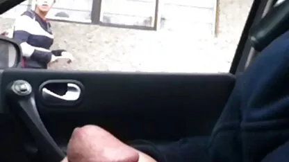 לינדה לקלייר בולעת בורג סקס עם חיות חינם של חברה בגרון שלה ונותנת לה כוס בטנדר