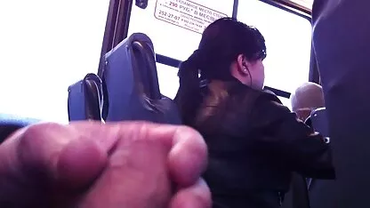 בחורה רזה עם חותלות ירוקות מתקרבת סקס חי חינם למלתחות ונהנית עם מציצה