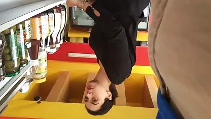 שחרחורת צעירה עם גרביונים מבאסת ומזדיינת במונית מצלמות חיות סקס