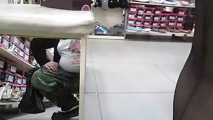 שתי לסביות מקיימות יחסי מין עם מורה רוחני באימונים. סקס מצלמות חיות