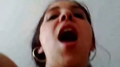 בלונדינית עם עיניים גדולות מוצצת מצלמות חיות סקס עוף בשרני
