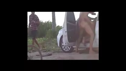 בחורה מוצצת גבר שחור דרך חור בשירותים. סקס בשידור חי חינם