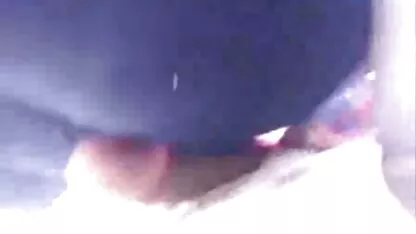 אישה בוגרת מול המצלמה משוויצה בשדיים צאט מצלמות חינם גדולים.