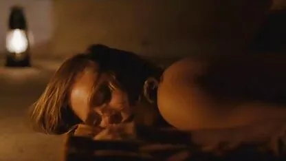 גבר מצלמות סקס בשידור חי חינם שרירי, פסטה, פין, בנרתיק של אישה צעירה ויפה בשמלה.