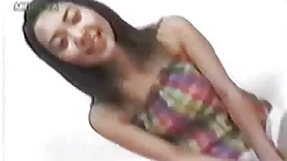 גבר שם יופי ג ' ינג ' י על המיטה ומחדיר את הבורג סקס חיות חינם לתוך הנרתיק הרטוב