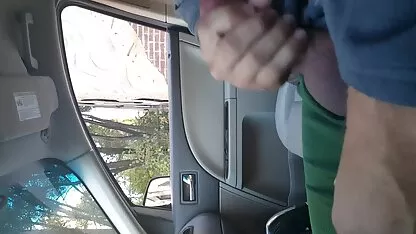 שלושה ספורטאים נלחמים מצלמות xxx עם גבר על הרצפה באולם הנשפים