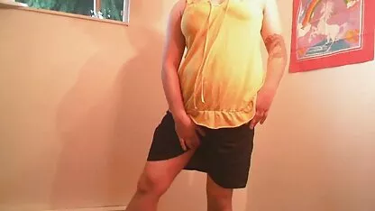 MILF יושב על הפין של בן מצלמות סקס חינמיות הזוג עם ישבן, שהתפתח לאחר מציצה מרושלת