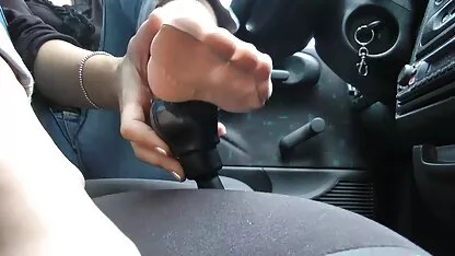 שתי עוזרות גרביונים מוצצות זין של בוס גדול וחושפות סקס חיות חינם חור לסקס