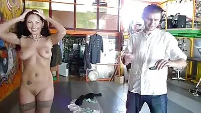 גבר שחור בנרתיק לוקח את גבירת שחור xxx חיות עם תחת גדול