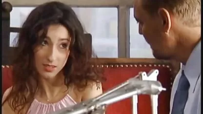 פילגש מטוגן בכוס ברונטית ועסיסית על הספה סקס מצלמות צט