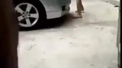 אוננות של בחורה סקסית רוכבת על מצלמותמין ויברטור