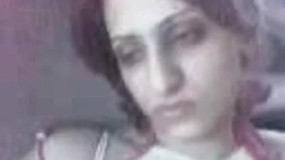 אמא שופעת בגרביונים תחרים פורנו צאט חינם מלטפת את הכוס שלה