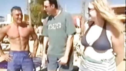 השחקן זיין את שתי ההתאהבות העסיסית בחדר ההלבשה. סקס חינם עם חיות
