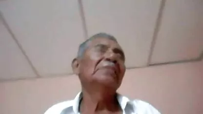אמא לסבית סקס עם מעסה בחדר השינה במיטה סרטי סקס עם חיות חינם