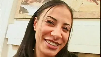 סטודנט רוסי מזיין אמא סרטי סקס עם חיות חינם מלאה בכובעים לבנים בגרביונים לבנים על כיסא