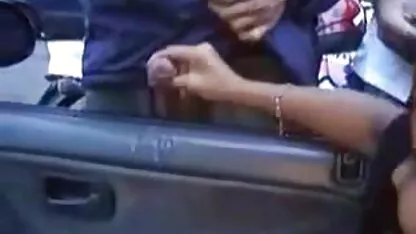 בחורה רזה עם גרביונים מצלמות לייב פורנו מפוספסים רובצת בפין אחרי מציצה